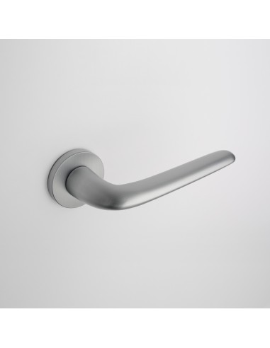 KLAMKA APRILE AZALIA ROZETA R SLIM 7MM SC - CHROM SATYNOWY