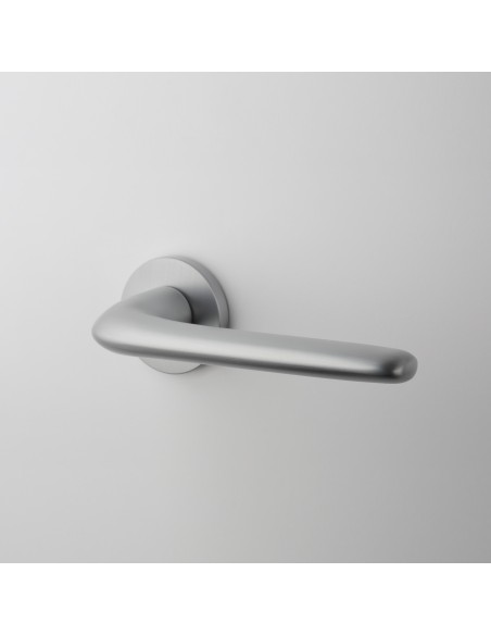KLAMKA APRILE AZALIA ROZETA R SLIM 7MM SC - CHROM SATYNOWY